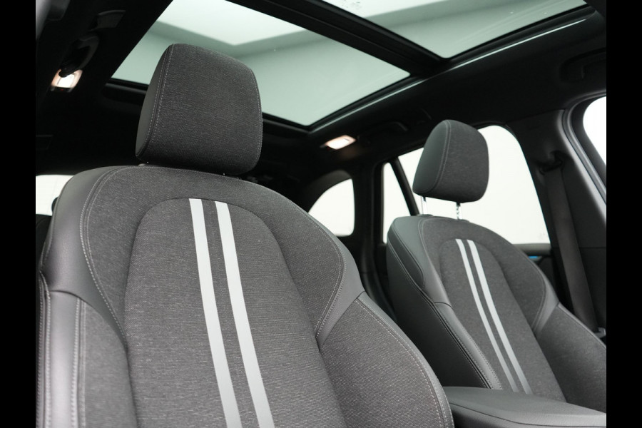 BMW X1 xDrive25e Sportline PHEV 221pk Dealer O.H | Trekhaak Afn. | Panodak | Head Up | Camera | Harman / Kardon | Sportstoelen Memory & Verwarmd | Keyless | Apple Carplay | BMW LED | Sfeerverlichting | Navigatie | DAB | 18" L.M | Plug In Hybrid |