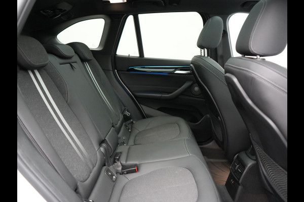 BMW X1 xDrive25e Sportline PHEV 221pk Dealer O.H | Trekhaak Afn. | Panodak | Head Up | Camera | Harman / Kardon | Sportstoelen Memory & Verwarmd | Keyless | Apple Carplay | BMW LED | Sfeerverlichting | Navigatie | DAB | 18" L.M | Plug In Hybrid |