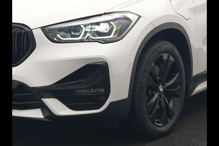 BMW X1 xDrive25e Sportline PHEV 221pk Dealer O.H | Trekhaak Afn. | Panodak | Head Up | Camera | Harman / Kardon | Sportstoelen Memory & Verwarmd | Keyless | Apple Carplay | BMW LED | Sfeerverlichting | Navigatie | DAB | 18" L.M | Plug In Hybrid |