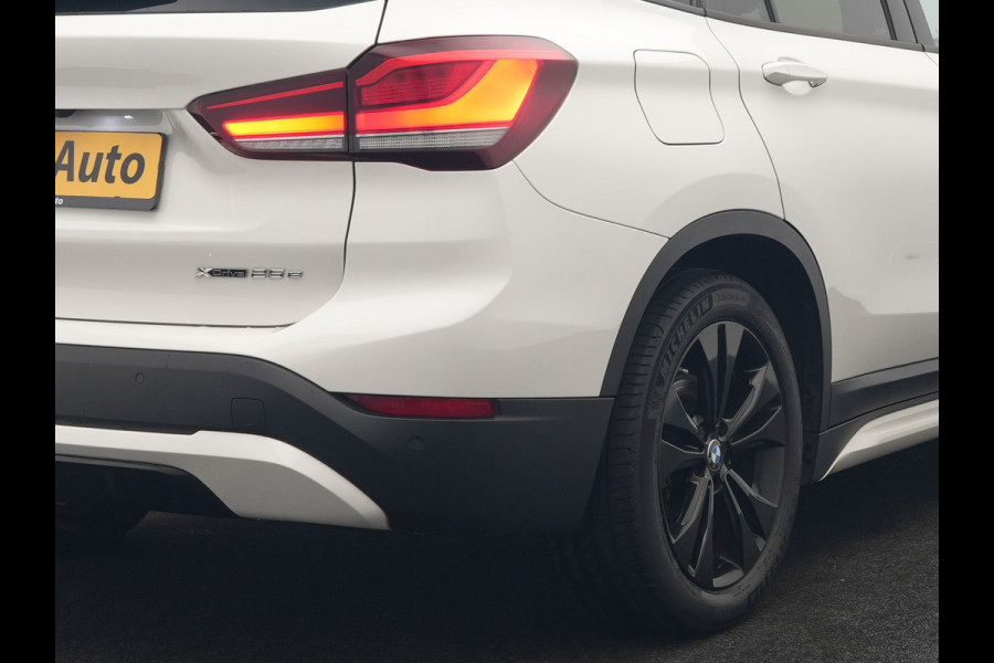 BMW X1 xDrive25e Sportline PHEV 221pk Dealer O.H | Trekhaak Afn. | Panodak | Head Up | Camera | Harman / Kardon | Sportstoelen Memory & Verwarmd | Keyless | Apple Carplay | BMW LED | Sfeerverlichting | Navigatie | DAB | 18" L.M | Plug In Hybrid |