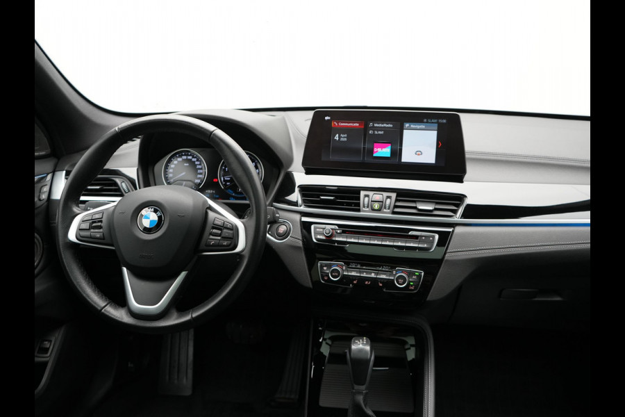 BMW X1 xDrive25e Sportline PHEV 221pk Dealer O.H | Trekhaak Afn. | Panodak | Head Up | Camera | Harman / Kardon | Sportstoelen Memory & Verwarmd | Keyless | Apple Carplay | BMW LED | Sfeerverlichting | Navigatie | DAB | 18" L.M | Plug In Hybrid |