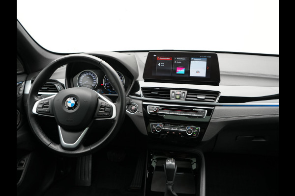 BMW X1 xDrive25e Sportline PHEV 221pk Dealer O.H | Trekhaak Afn. | Panodak | Head Up | Camera | Harman / Kardon | Sportstoelen Memory & Verwarmd | Keyless | Apple Carplay | BMW LED | Sfeerverlichting | Navigatie | DAB | 18" L.M | Plug In Hybrid |