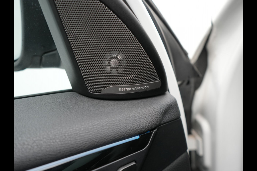 BMW X1 xDrive25e Sportline PHEV 221pk Dealer O.H | Trekhaak Afn. | Panodak | Head Up | Camera | Harman / Kardon | Sportstoelen Memory & Verwarmd | Keyless | Apple Carplay | BMW LED | Sfeerverlichting | Navigatie | DAB | 18" L.M | Plug In Hybrid |