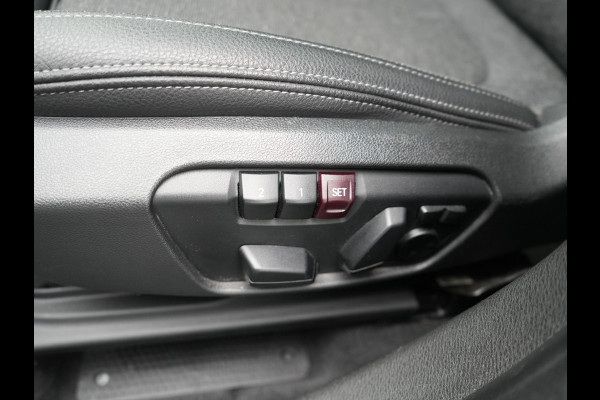 BMW X1 xDrive25e Sportline PHEV 221pk Dealer O.H | Trekhaak Afn. | Panodak | Head Up | Camera | Harman / Kardon | Sportstoelen Memory & Verwarmd | Keyless | Apple Carplay | BMW LED | Sfeerverlichting | Navigatie | DAB | 18" L.M | Plug In Hybrid |