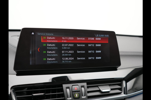 BMW X1 xDrive25e Sportline PHEV 221pk Dealer O.H | Trekhaak Afn. | Panodak | Head Up | Camera | Harman / Kardon | Sportstoelen Memory & Verwarmd | Keyless | Apple Carplay | BMW LED | Sfeerverlichting | Navigatie | DAB | 18" L.M | Plug In Hybrid |