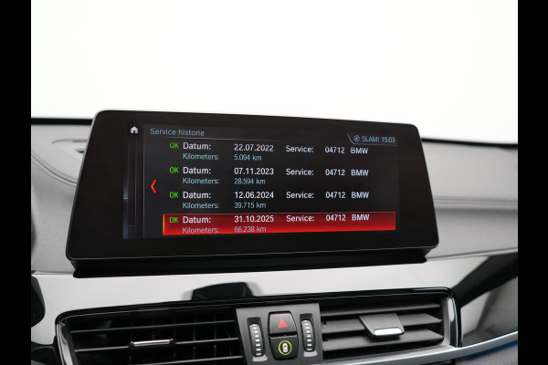 BMW X1 xDrive25e Sportline PHEV 221pk Dealer O.H | Trekhaak Afn. | Panodak | Head Up | Camera | Harman / Kardon | Sportstoelen Memory & Verwarmd | Keyless | Apple Carplay | BMW LED | Sfeerverlichting | Navigatie | DAB | 18" L.M | Plug In Hybrid |