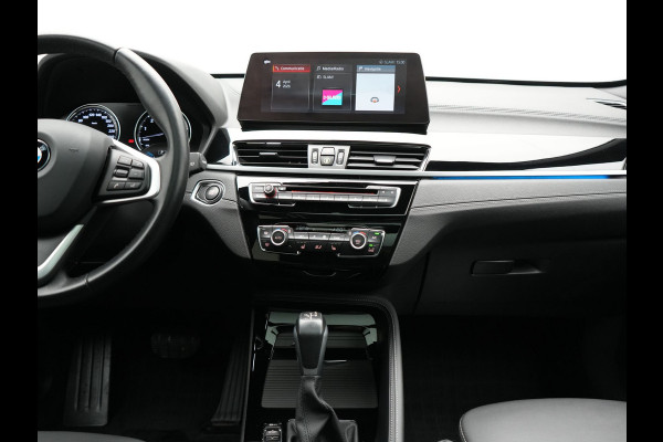 BMW X1 xDrive25e Sportline PHEV 221pk Dealer O.H | Trekhaak Afn. | Panodak | Head Up | Camera | Harman / Kardon | Sportstoelen Memory & Verwarmd | Keyless | Apple Carplay | BMW LED | Sfeerverlichting | Navigatie | DAB | 18" L.M | Plug In Hybrid |