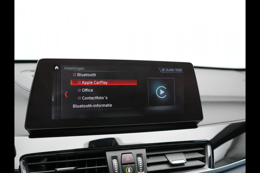 BMW X1 xDrive25e Sportline PHEV 221pk Dealer O.H | Trekhaak Afn. | Panodak | Head Up | Camera | Harman / Kardon | Sportstoelen Memory & Verwarmd | Keyless | Apple Carplay | BMW LED | Sfeerverlichting | Navigatie | DAB | 18" L.M | Plug In Hybrid |