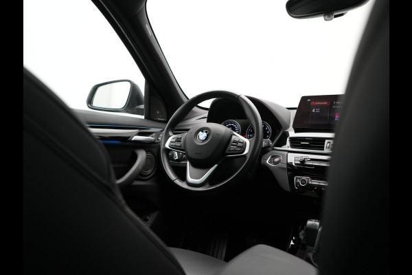BMW X1 xDrive25e Sportline PHEV 221pk Dealer O.H | Trekhaak Afn. | Panodak | Head Up | Camera | Harman / Kardon | Sportstoelen Memory & Verwarmd | Keyless | Apple Carplay | BMW LED | Sfeerverlichting | Navigatie | DAB | 18" L.M | Plug In Hybrid |