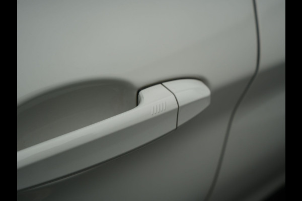 BMW X1 xDrive25e Sportline PHEV 221pk Dealer O.H | Trekhaak Afn. | Panodak | Head Up | Camera | Harman / Kardon | Sportstoelen Memory & Verwarmd | Keyless | Apple Carplay | BMW LED | Sfeerverlichting | Navigatie | DAB | 18" L.M | Plug In Hybrid |