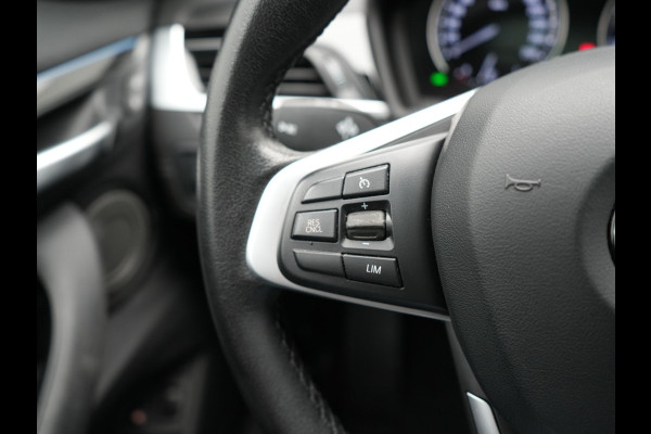 BMW X1 xDrive25e Sportline PHEV 221pk Dealer O.H | Trekhaak Afn. | Panodak | Head Up | Camera | Harman / Kardon | Sportstoelen Memory & Verwarmd | Keyless | Apple Carplay | BMW LED | Sfeerverlichting | Navigatie | DAB | 18" L.M | Plug In Hybrid |