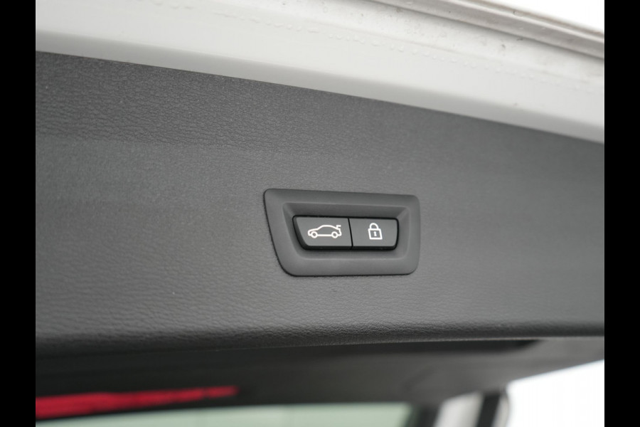 BMW X1 xDrive25e Sportline PHEV 221pk Dealer O.H | Trekhaak Afn. | Panodak | Head Up | Camera | Harman / Kardon | Sportstoelen Memory & Verwarmd | Keyless | Apple Carplay | BMW LED | Sfeerverlichting | Navigatie | DAB | 18" L.M | Plug In Hybrid |