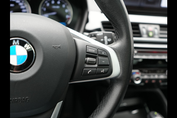 BMW X1 xDrive25e Sportline PHEV 221pk Dealer O.H | Trekhaak Afn. | Panodak | Head Up | Camera | Harman / Kardon | Sportstoelen Memory & Verwarmd | Keyless | Apple Carplay | BMW LED | Sfeerverlichting | Navigatie | DAB | 18" L.M | Plug In Hybrid |