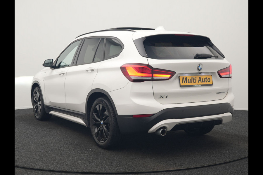 BMW X1 xDrive25e Sportline PHEV 221pk Dealer O.H | Trekhaak Afn. | Panodak | Head Up | Camera | Harman / Kardon | Sportstoelen Memory & Verwarmd | Keyless | Apple Carplay | BMW LED | Sfeerverlichting | Navigatie | DAB | 18" L.M | Plug In Hybrid |