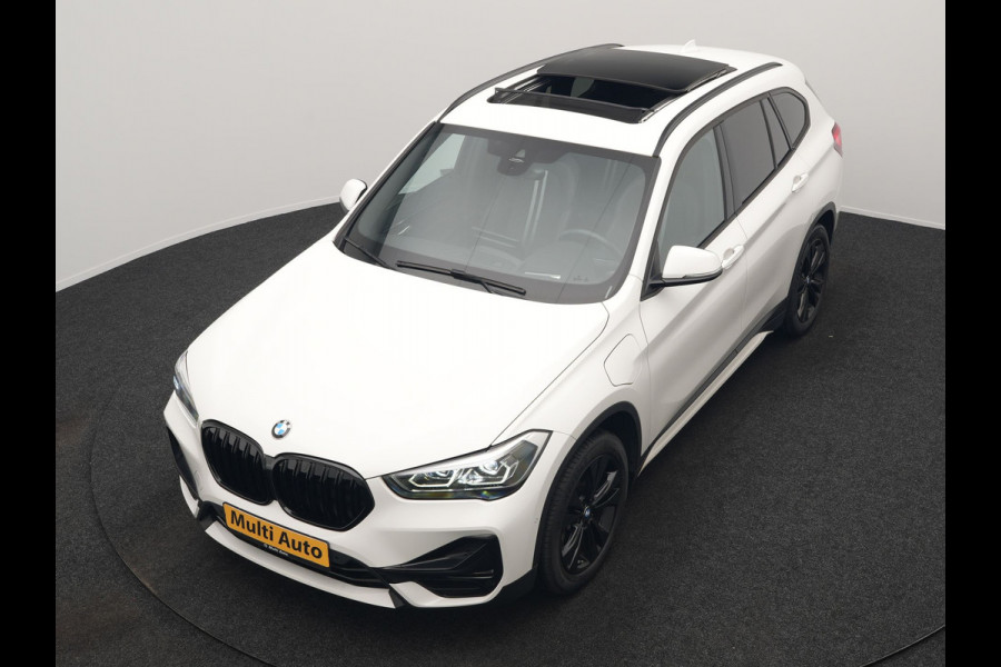 BMW X1 xDrive25e Sportline PHEV 221pk Dealer O.H | Trekhaak Afn. | Panodak | Head Up | Camera | Harman / Kardon | Sportstoelen Memory & Verwarmd | Keyless | Apple Carplay | BMW LED | Sfeerverlichting | Navigatie | DAB | 18" L.M | Plug In Hybrid |