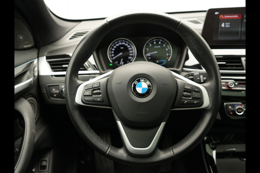 BMW X1 xDrive25e Sportline PHEV 221pk Dealer O.H | Trekhaak Afn. | Panodak | Head Up | Camera | Harman / Kardon | Sportstoelen Memory & Verwarmd | Keyless | Apple Carplay | BMW LED | Sfeerverlichting | Navigatie | DAB | 18" L.M | Plug In Hybrid |