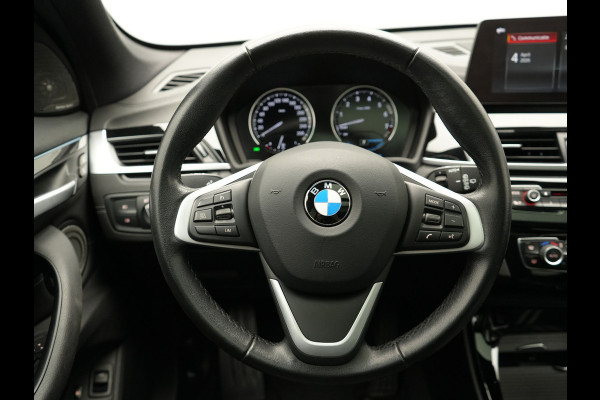 BMW X1 xDrive25e Sportline PHEV 221pk Dealer O.H | Trekhaak Afn. | Panodak | Head Up | Camera | Harman / Kardon | Sportstoelen Memory & Verwarmd | Keyless | Apple Carplay | BMW LED | Sfeerverlichting | Navigatie | DAB | 18" L.M | Plug In Hybrid |