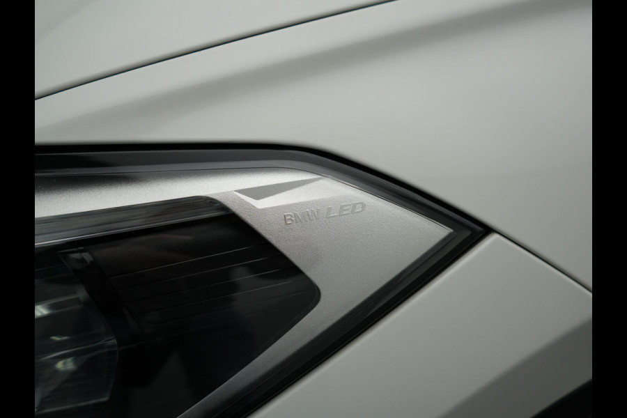 BMW X1 xDrive25e Sportline PHEV 221pk Dealer O.H | Trekhaak Afn. | Panodak | Head Up | Camera | Harman / Kardon | Sportstoelen Memory & Verwarmd | Keyless | Apple Carplay | BMW LED | Sfeerverlichting | Navigatie | DAB | 18" L.M | Plug In Hybrid |