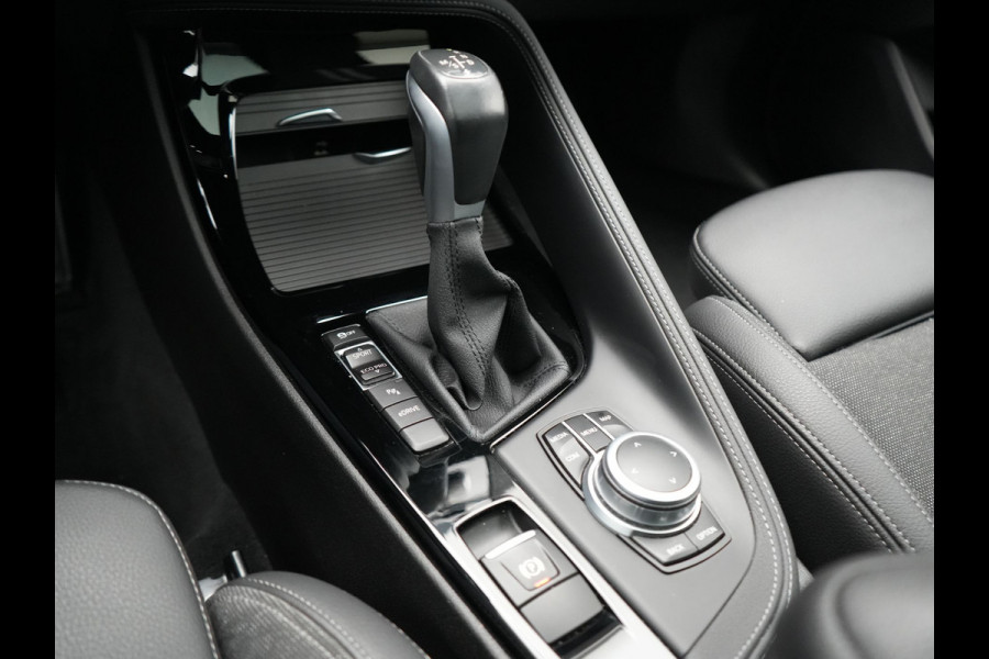 BMW X1 xDrive25e Sportline PHEV 221pk Dealer O.H | Trekhaak Afn. | Panodak | Head Up | Camera | Harman / Kardon | Sportstoelen Memory & Verwarmd | Keyless | Apple Carplay | BMW LED | Sfeerverlichting | Navigatie | DAB | 18" L.M | Plug In Hybrid |