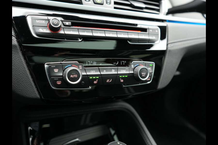 BMW X1 xDrive25e Sportline PHEV 221pk Dealer O.H | Trekhaak Afn. | Panodak | Head Up | Camera | Harman / Kardon | Sportstoelen Memory & Verwarmd | Keyless | Apple Carplay | BMW LED | Sfeerverlichting | Navigatie | DAB | 18" L.M | Plug In Hybrid |