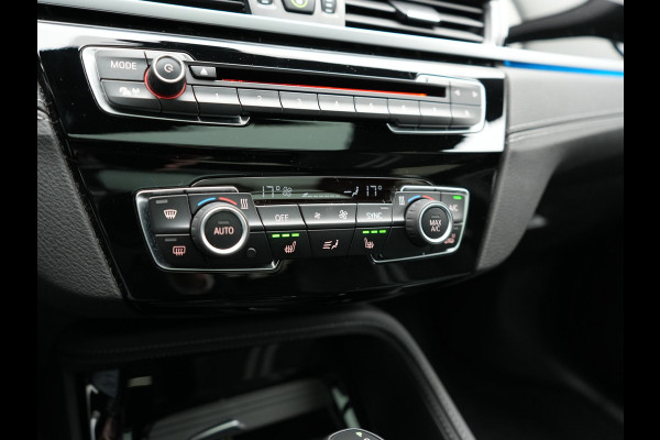 BMW X1 xDrive25e Sportline PHEV 221pk Dealer O.H | Trekhaak Afn. | Panodak | Head Up | Camera | Harman / Kardon | Sportstoelen Memory & Verwarmd | Keyless | Apple Carplay | BMW LED | Sfeerverlichting | Navigatie | DAB | 18" L.M | Plug In Hybrid |