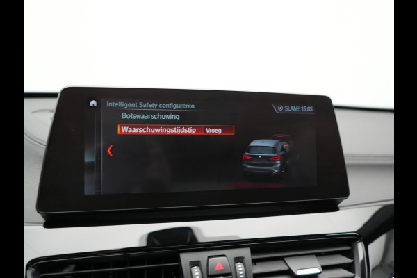 BMW X1 xDrive25e Sportline PHEV 221pk Dealer O.H | Trekhaak Afn. | Panodak | Head Up | Camera | Harman / Kardon | Sportstoelen Memory & Verwarmd | Keyless | Apple Carplay | BMW LED | Sfeerverlichting | Navigatie | DAB | 18" L.M | Plug In Hybrid |