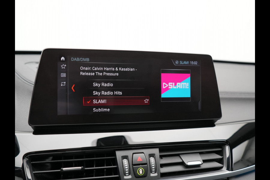 BMW X1 xDrive25e Sportline PHEV 221pk Dealer O.H | Trekhaak Afn. | Panodak | Head Up | Camera | Harman / Kardon | Sportstoelen Memory & Verwarmd | Keyless | Apple Carplay | BMW LED | Sfeerverlichting | Navigatie | DAB | 18" L.M | Plug In Hybrid |