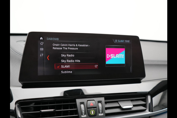 BMW X1 xDrive25e Sportline PHEV 221pk Dealer O.H | Trekhaak Afn. | Panodak | Head Up | Camera | Harman / Kardon | Sportstoelen Memory & Verwarmd | Keyless | Apple Carplay | BMW LED | Sfeerverlichting | Navigatie | DAB | 18" L.M | Plug In Hybrid |