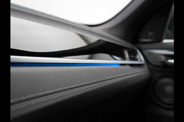BMW X1 xDrive25e Sportline PHEV 221pk Dealer O.H | Trekhaak Afn. | Panodak | Head Up | Camera | Harman / Kardon | Sportstoelen Memory & Verwarmd | Keyless | Apple Carplay | BMW LED | Sfeerverlichting | Navigatie | DAB | 18" L.M | Plug In Hybrid |