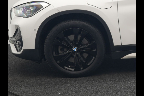 BMW X1 xDrive25e Sportline PHEV 221pk Dealer O.H | Trekhaak Afn. | Panodak | Head Up | Camera | Harman / Kardon | Sportstoelen Memory & Verwarmd | Keyless | Apple Carplay | BMW LED | Sfeerverlichting | Navigatie | DAB | 18" L.M | Plug In Hybrid |