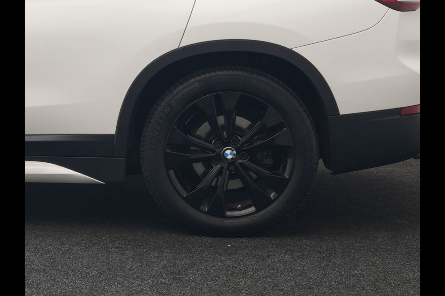 BMW X1 xDrive25e Sportline PHEV 221pk Dealer O.H | Trekhaak Afn. | Panodak | Head Up | Camera | Harman / Kardon | Sportstoelen Memory & Verwarmd | Keyless | Apple Carplay | BMW LED | Sfeerverlichting | Navigatie | DAB | 18" L.M | Plug In Hybrid |