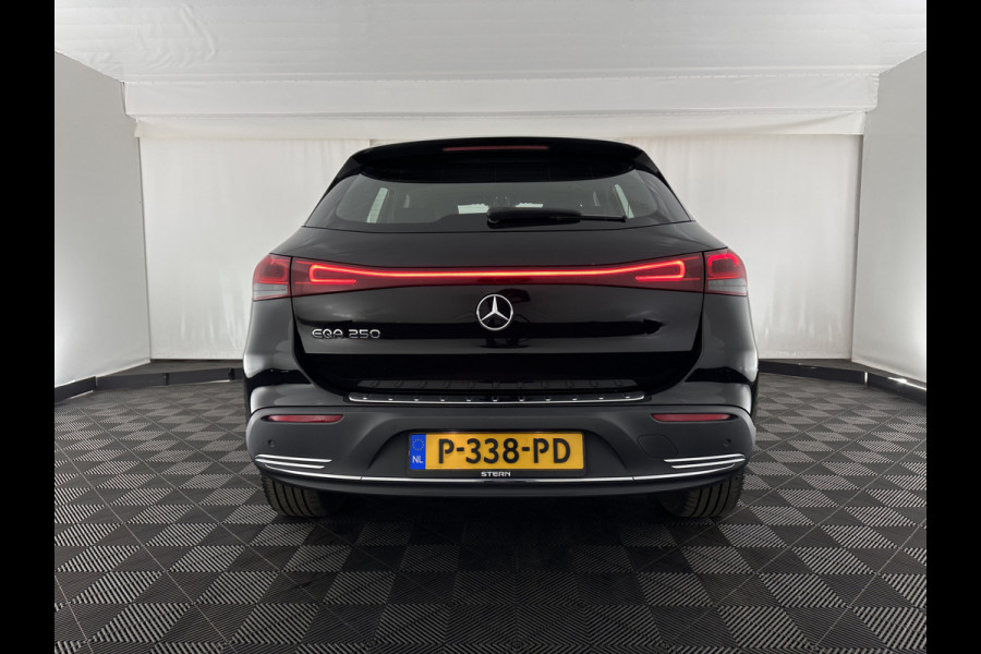 Mercedes-Benz EQA 250 Business Solution Luxury 67 kWh [ 3-Fase ] (INCL-BTW) *FULL-LEATHER | WIDE-SCREEN-DIGI-COCKPIT | FULL-LED | AMBIENT-LIGHT | CAMERA | NAVI-FULLMAP | DAB+ | COMFORT-SEATS | ECC | SHIFT-PADDLES | CRUISE | HEATED-SEATS | TOWBAR | 18''A