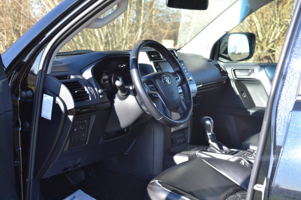 Toyota Land Cruiser 150 2.8 D-4D-F Professional Window Van