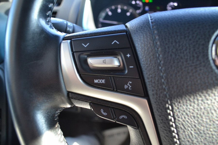 Toyota Land Cruiser 150 2.8 D-4D-F Professional Window Van