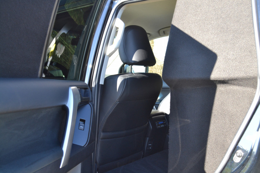 Toyota Land Cruiser 150 2.8 D-4D-F Professional Window Van