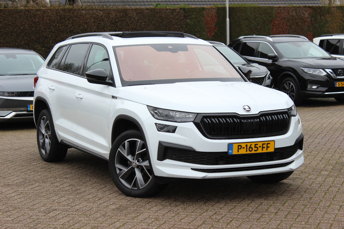 Škoda Kodiaq 1.5 TSI Sportline Business / Trekhaak / Panoramadak / Camera / Keyless / 20'' / CarPlay / Navigatie / Matrix LED / DAB / Stoelverwarming / Cruise Control