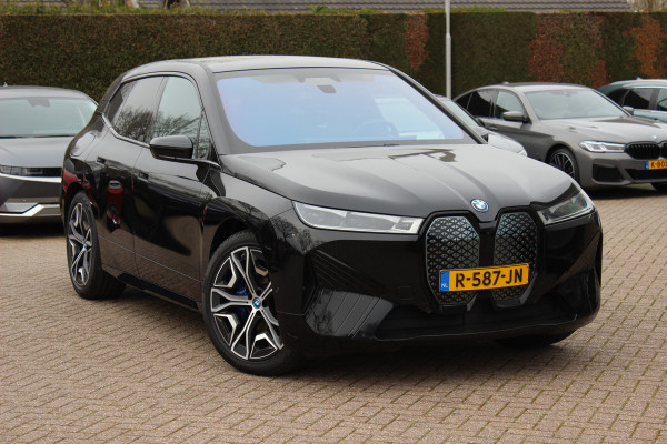 BMW iX xDrive40 Executive 77 kWh / SoH 97,3% / Trekhaak / Panoramadak / 360Camera / Harman Kardon / 22'' / CarPlay / DAB / Dodehoek / ACC
