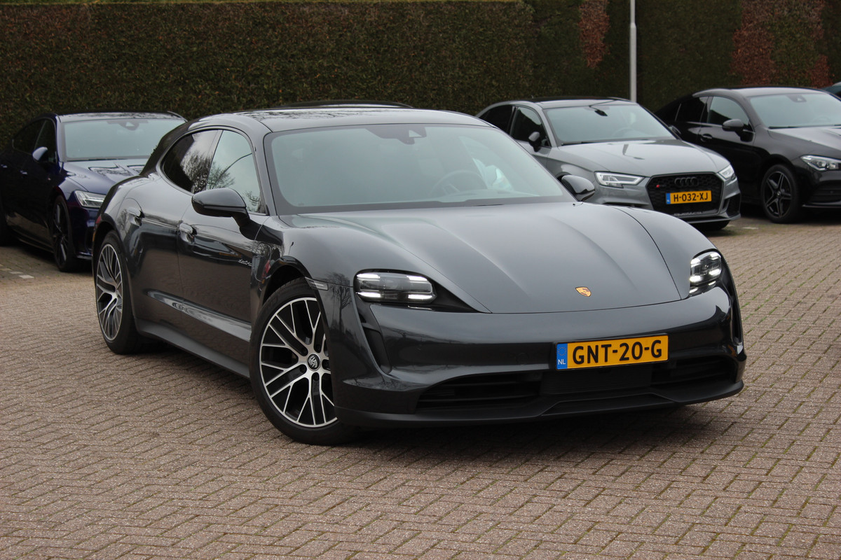 Porsche Taycan Sport Turismo 93 kWh / SoH 93,3% / Panoramadak / Camera / Bose / 20'' / Luchtvering / Leder / Warmtepomp / Dodehoek / Stoelverwarming / DAB / Cruise Control