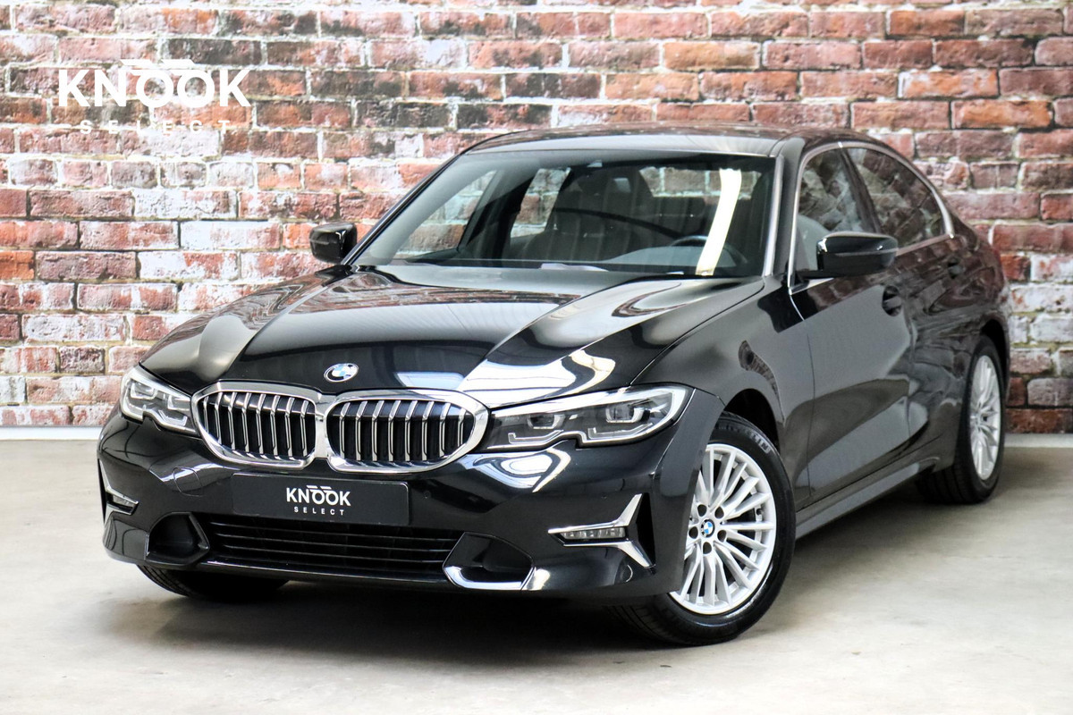 BMW 3 Serie Sedan 318i High Executive Luxury Line Automaat / Live Cockpit Professional / Sportstoelen / Hifi / Leder / Neerklapbare Achterbank / Stoelverwarming / Climate Control / 17 Inch / Sfeerverlichting / LED Chrome Line