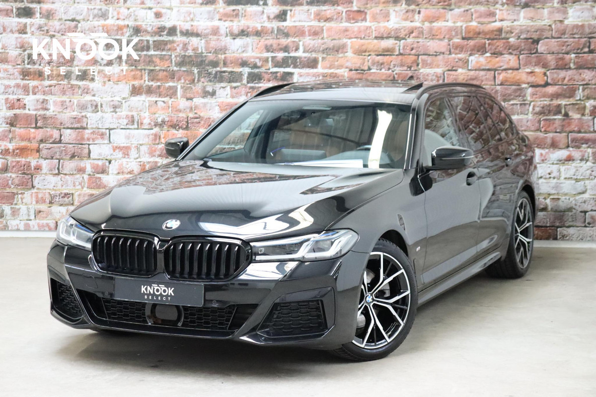 BMW 5 Serie Touring 520i High Executive M Sport Pakket Automaat / Panoramadak / Trekhaak / Comfortstoelen / Laserlight / Adaptieve Cruise Control / Parkeerhulpsysteem / Hifi / Live Cockpit Professional / Shadow Line / Stoelverwarming / Extra Getint Glas