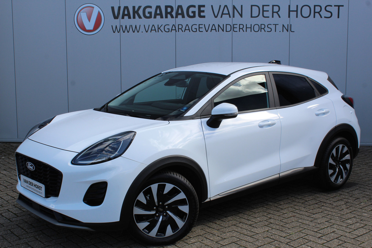 Ford Puma 1.0-125pk EcoBoost Mild-Hybrid Titanium. Fabr. garantie t/m 24-03-2029 ! Eén van de fijnst rijdende auto in z'n klasse ! Autm. airco, stoel-, stuur- en voorraamverw., cruise control, LED verl., navigatie, telefoonvoorb., DAB radio, Apple carplay/Android auto etc.