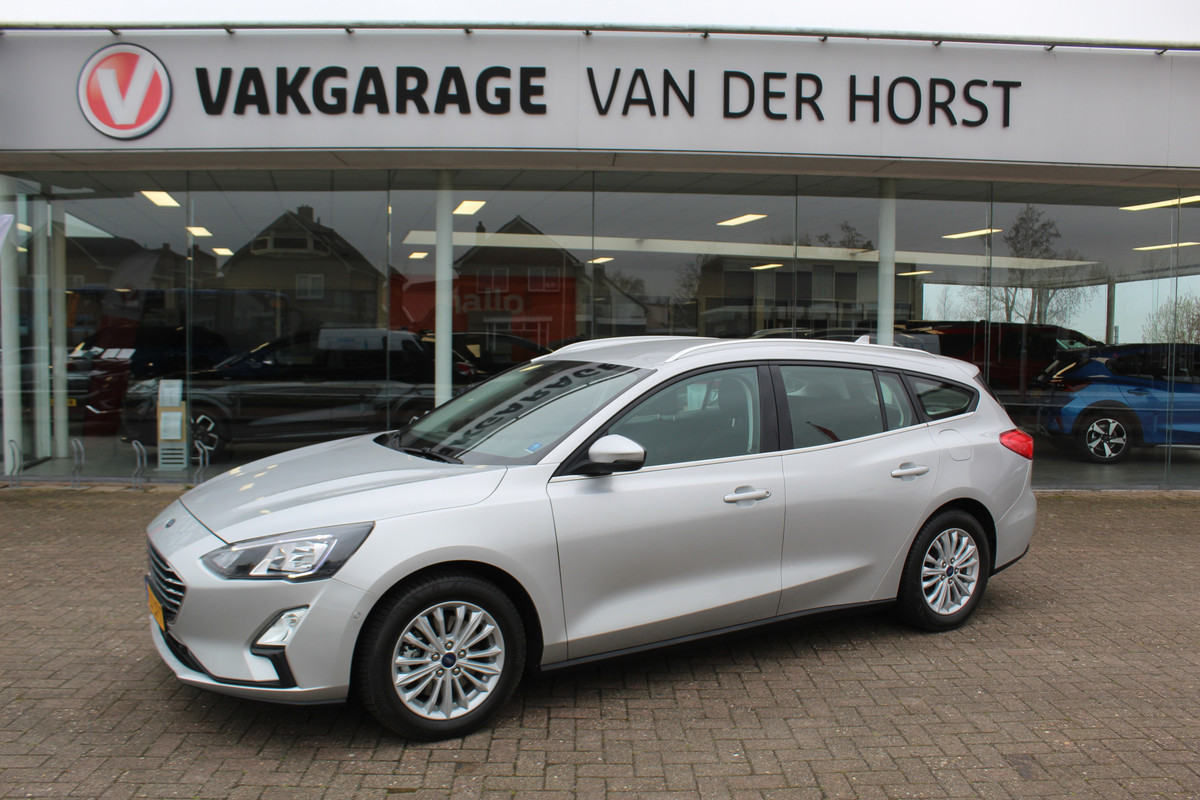 Ford FOCUS Wagon 1.0-125pk EcoBoost Mild-hybrid Titanium. Mooie, ruime, luxe en comfortabele Ford Focus wagon. Volautm. airco dual, camera, easy entry/easy go, stoel-, stuur- en voorraamverw., cruise control, Isofix, side- en lane assist, parkeersensoren v+a, LM wielen etc.