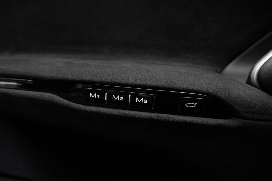 Ferrari Purosangue 6.5 V12 Full options! Nieuw! Alcantara Carbon exterieur & interieur Panoramadak Memory seats met massage functie Rondomzicht camera