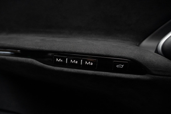 Ferrari Purosangue 6.5 V12 Full options! Nieuw! Alcantara Carbon exterieur & interieur Panoramadak Memory seats met massage functie Rondomzicht camera