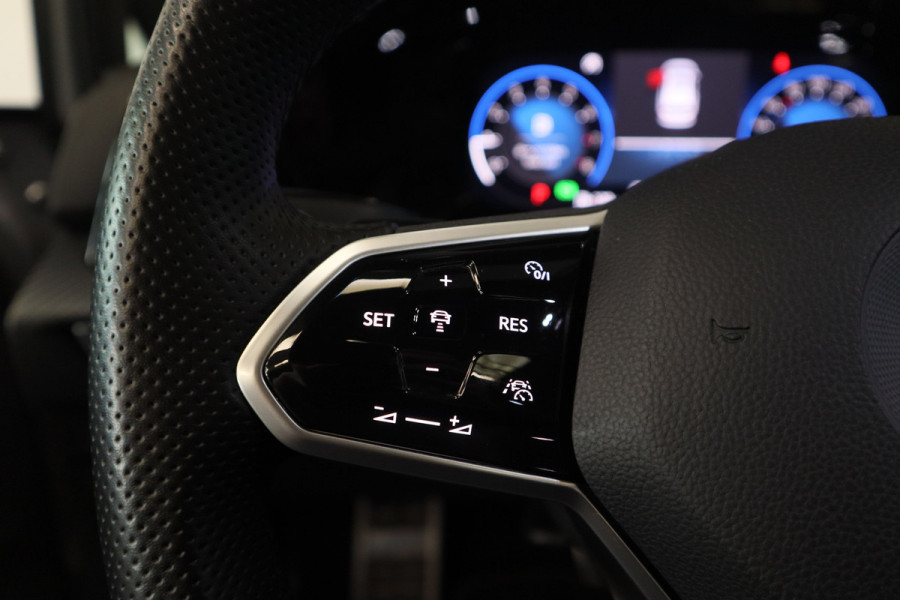 Volkswagen Golf 1.5 eTSI R-Line Business+ R-Line Panoramadak Trekhaak