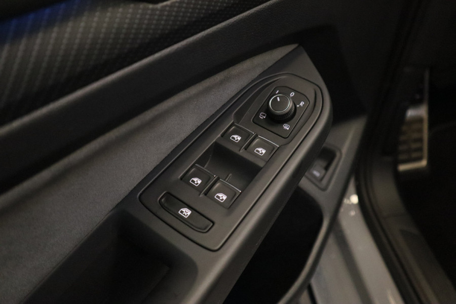 Volkswagen Golf 1.5 eTSI R-Line Business+ R-Line Panoramadak Trekhaak