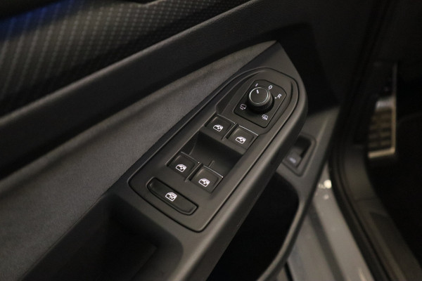 Volkswagen Golf 1.5 eTSI R-Line Business+ R-Line Panoramadak Trekhaak