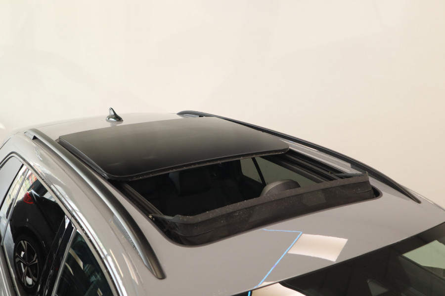 Volkswagen Golf 1.5 eTSI R-Line Business+ R-Line Panoramadak Trekhaak