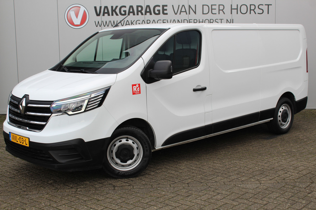Renault Trafic 2.0-130pk dCi T30 L2H1. Dames en heren ondernemers opgelet ! Erg nette Renault Trafic met slechts 45.000km ! Airco, cruise control,  trekhaak, laadruimte betimmerd, telefoonvoorb., bijrijdersbank, centrale vergr. afstand bediend etc, etc