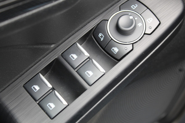 Ford Kuga 2.5-225 pk PHEV ST-Line X. Hybride rijden voor een reëel bedrag ! Slechts 31.500km ! Stoel-, stuur-, achterbank en voorraamverw., B&O soundsyst., Adaptieve Cruise Control, Climate Control dual, Camera v+a, Navigatie, Telefoonvoorb., Side- en lane assist etc.